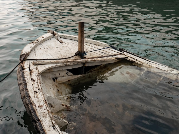 l'estremità di una barca di legno affondata