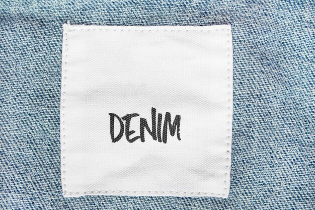 L'etichetta dei vestiti dice denim