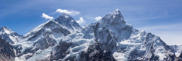 L'Everest e il Nuptse. Cielo blu. Vista panoramica. Montagne dell'Himalaya, Nepal.