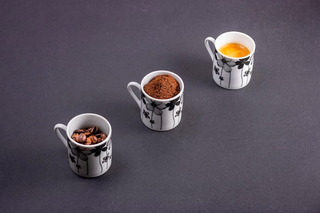 L'evoluzione del caffè Caffè macinato in grani e tazza di caffè espresso Concetto di giornata internazionale del caffè 1 ottobre