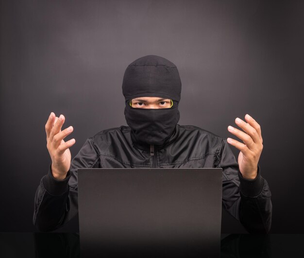 L'hacker del computer portatile mostra la mano