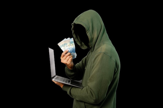 L'hacker ruba i dati personali dal portatile e ottiene i soldi isolati su uno sfondo nero