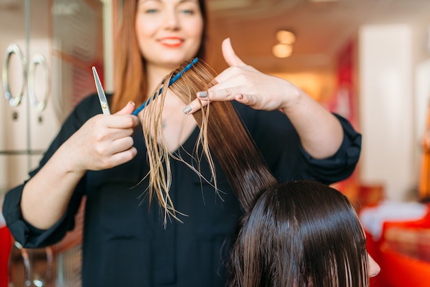 L'hairstylist femminile gestisce il pettine