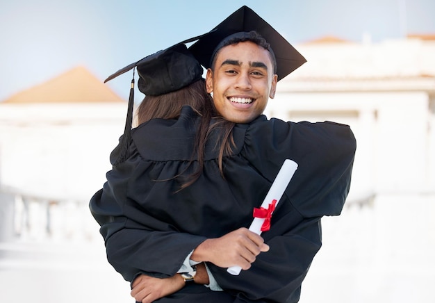 L'ho fatto con un sacco di supporto da parte di tutti Ritratto di un giovane che abbraccia il suo amico il giorno della laurea