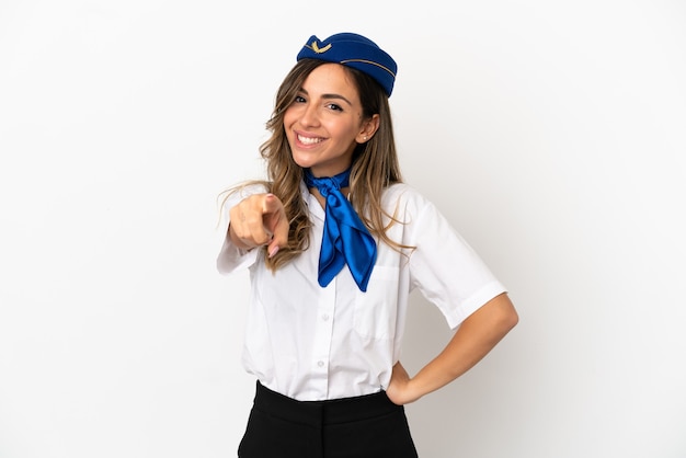 L'hostess dell'aereo su sfondo bianco isolato ti punta il dito contro con un'espressione sicura