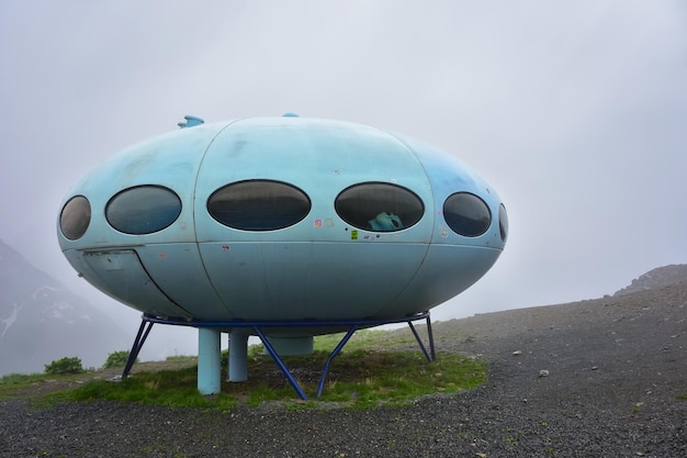 L'hotel ha la forma di un disco volante sulla montagna disco volante in montagna