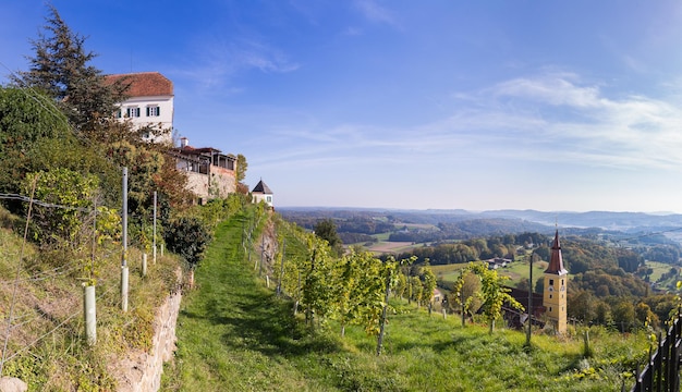 L'idilliaco castello Kapfenstein con paesaggi circostanti nella regione Oststeiermark