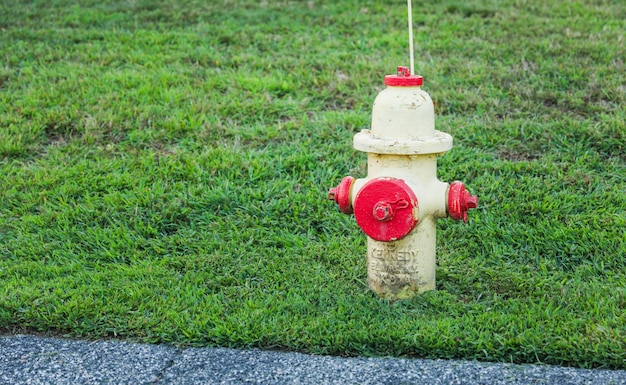 L'idrante antincendio è pronto a simboleggiare la preparazione alla sicurezza e il collegamento vitale all'emergenza di estinzione