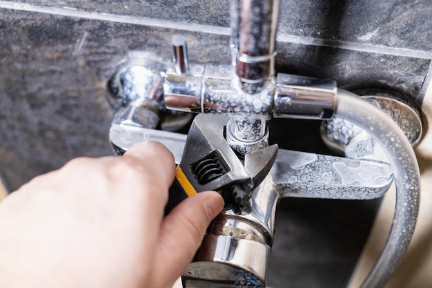 L'idraulico ripara il dado del rubinetto della doccia da vicino