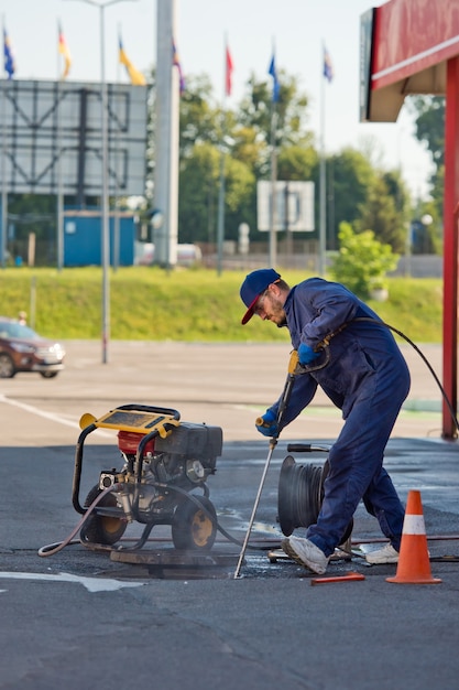 L'idraulico si prepara a risolvere il problema nella fogna