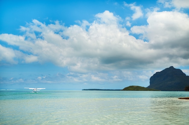 L'idrovolante inizia a decollare sull'isola di Mauritius nell'Oceano Indiano.