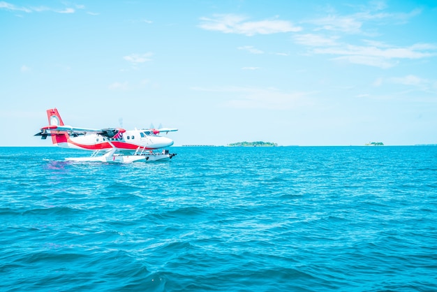 L'idrovolante sta decollando all'aeroporto delle Maldive