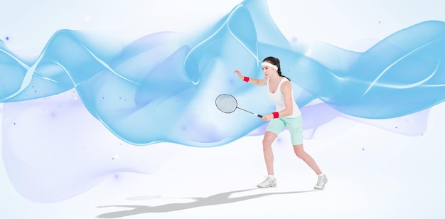 L'immagine composita del giocatore di badminton sta posando e sta sorridendo