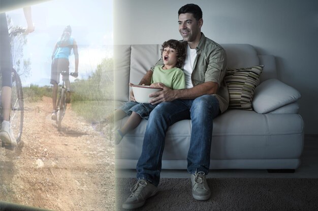 L'immagine composita di padre e figlio stanno guardando la bicicletta in televisione