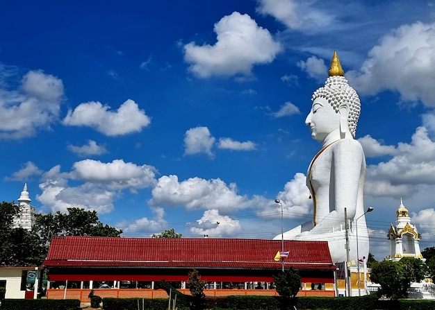 L'immagine del Buddha Kakusandha nell'atteggiamento di sottomettere Mara sulle nuvole sullo sfondo del cielo blu