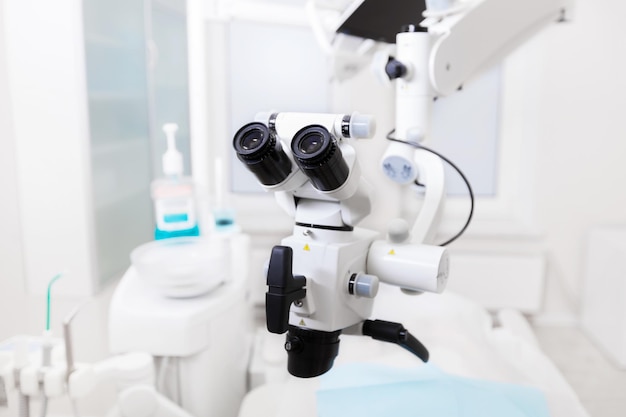 L'immagine del microscopio binoculare endodontico dentale professionale
