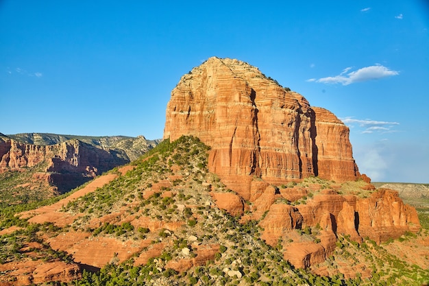 L'immagine del picco di Orange Bell Rock si erge in un cielo blu con macchia alla base