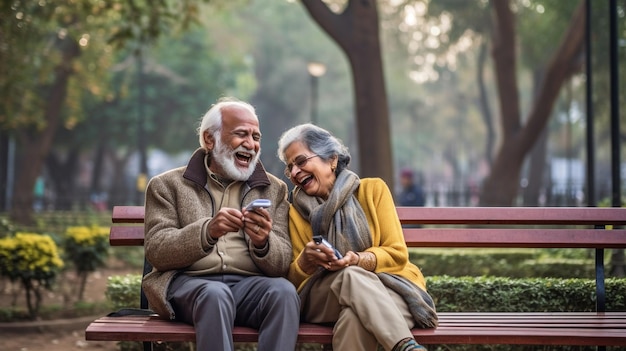 L'immagine dell'intelligenza artificiale generativa mostra una coppia di anziani che sorride mentre guarda i loro telefoni mentre è appollaiata su un sedile del parco a Nuova Delhi