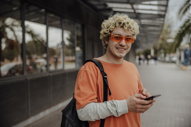 L'immagine dell'uomo sorridente guarda la fotocamera