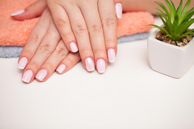 L'immagine delle mani femminili con la manicure perfettamente eseguita.