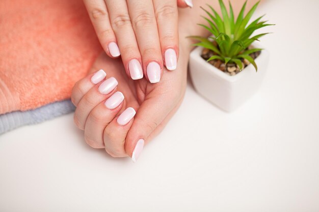 L'immagine delle mani femminili con una manicure perfettamente eseguita.