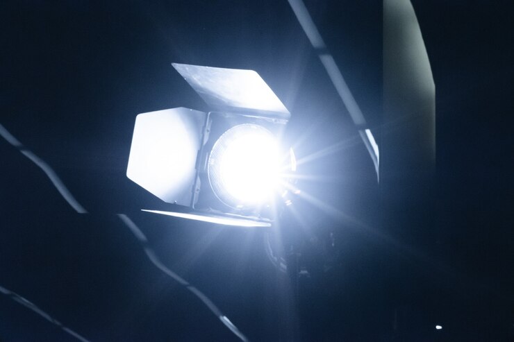Foto l'immagine di una luce stoo che illumina l'oscurità.