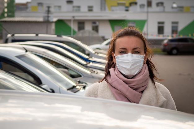 L'immagine di una ragazza con una maschera per strada ha isolato la pandemia di Covid19