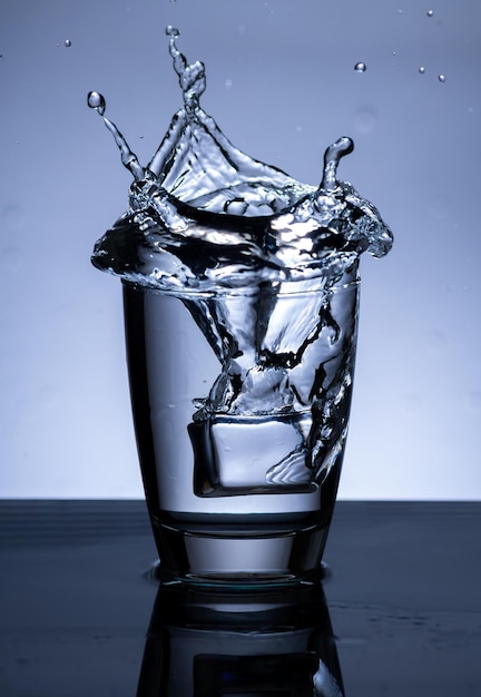 L'immagine di versare acqua potabile in un bicchiere