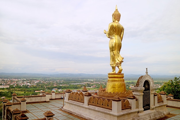 L'immagine dorata del Buddha si affaccia sulla città di Nan Wat Phra That Khao Noi temple in Thailandia