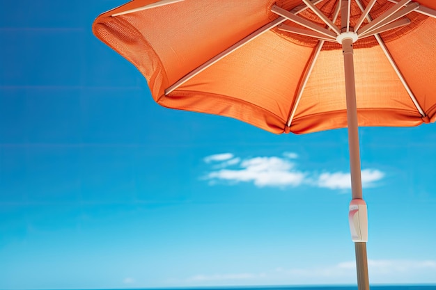 L'immagine mette in mostra occhiali da sole e un ombrellone contro un cielo blu vibrante che rappresenta un semplice
