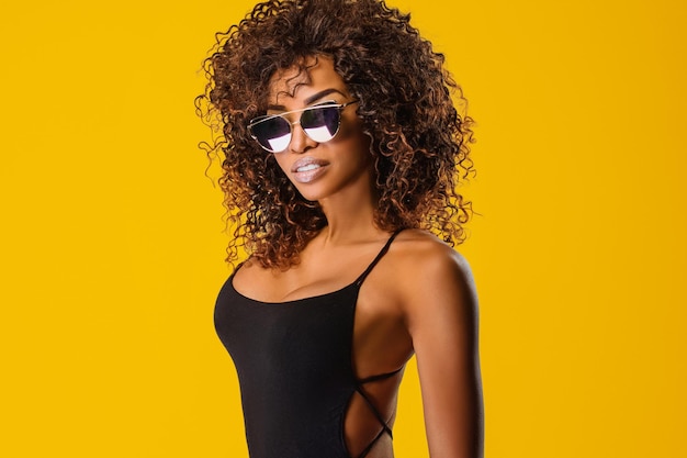 L'immagine non è la forma del corpo ritoccata Cool ragazza afro con gli occhiali Studentessa caucasica