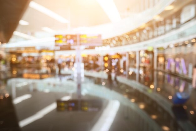 L'immagine sfocata per lo sfondo astratto e può essere un'illustrazione per l'articolo di persone nell'aeroporto internazionale