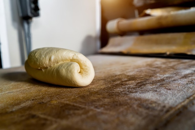 L'impasto per la cottura del pane si muove in primo piano lungo il nastro trasportatore