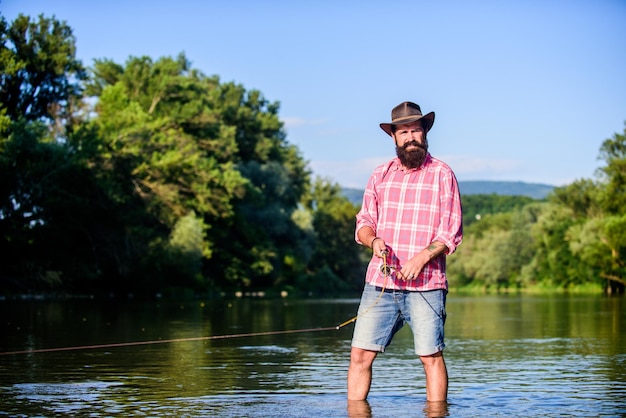 L'impatto ambientale della pesca include questioni come la disponibilità di pesce La pesca causa effetti fisiologici negativi per le popolazioni ittiche L'uomo in riva al fiume gode di un paesaggio idilliaco durante la pesca