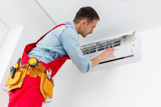 L'impianto di condizionamento dell'aria di regolazione imposta un nuovo condizionatore d'aria nell'appartamento.