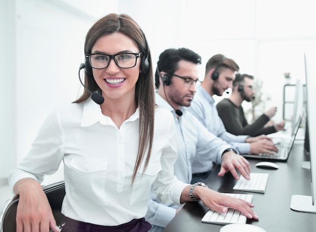 L'impiegato sorridente del call center lavora in un ufficio moderno