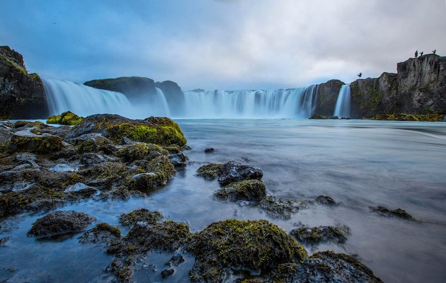 L'imponente cascata Godafoss dal basso dell'Islanda