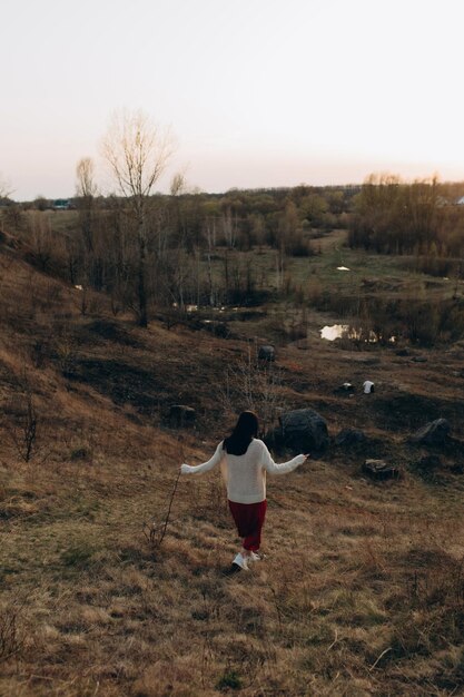 L'incredibile femmina posa con le mani e guarda il tramonto