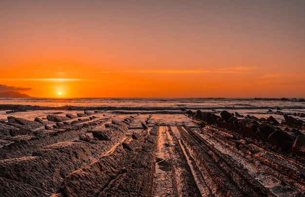 L'incredibile Flysch un bel tramonto a Sakoneta è una spiaggia di Deba