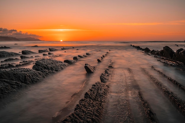 L'incredibile Flysch un bel tramonto a Sakoneta è una spiaggia di Deba