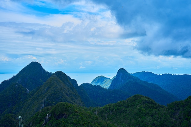 L'incredibile natura di un'isola tropicale. Montagne verdi e acqua blu perfetta. Un luogo paradisiaco sulla terra.