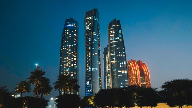 L'indirizzo dubai marina si trova sul lato destro dell'edificio.