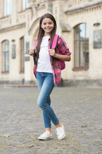 L'infanzia felice rende felice il futuro Il bambino va a scuola Educazione infantile Ritorno a scuola 1 settembre Attività doposcuola Centro per l'infanzia Assistenza all'infanzia Giornata internazionale dell'infanzia