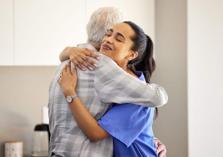 Foto l'infermiera abbraccia e il paziente anziano si abbraccia con cura per il supporto, l'aiuto medico e la comunicazione il personale ospedaliero e il cliente insieme nella casa di riposo per la consulenza, il benessere e la terapia