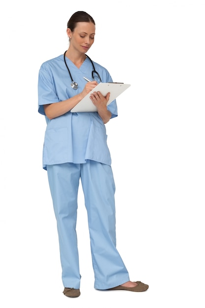 L&#39;infermiera graziosa sorridente dentro frega la scrittura negli appunti