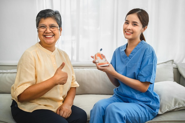 L'infermiera insegna agli anziani come pulire i denti a casa