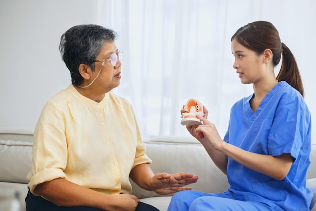 L'infermiera insegna agli anziani come pulire i denti a casa