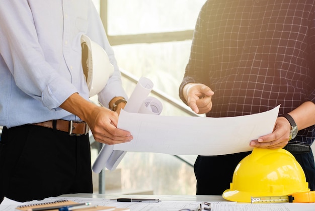 L'ingegnere capo sta ascoltando i consigli del team per pianificare le strutture e il lavoro degli architetti