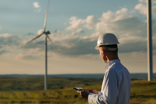 L'ingegnere controlla il sistema della turbina eolica con un tablet.