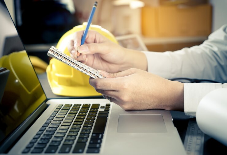 L'ingegnere di costruzione sta prendendo nota su un taccuino